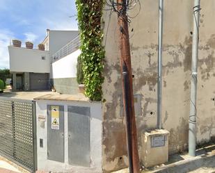 Vista exterior de Casa adosada en venda en Cubelles amb Piscina