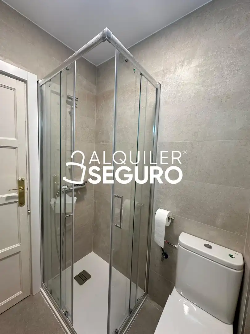 Badezimmer von Wohnung zur Miete in Madrid mit Heizung und Terrasse