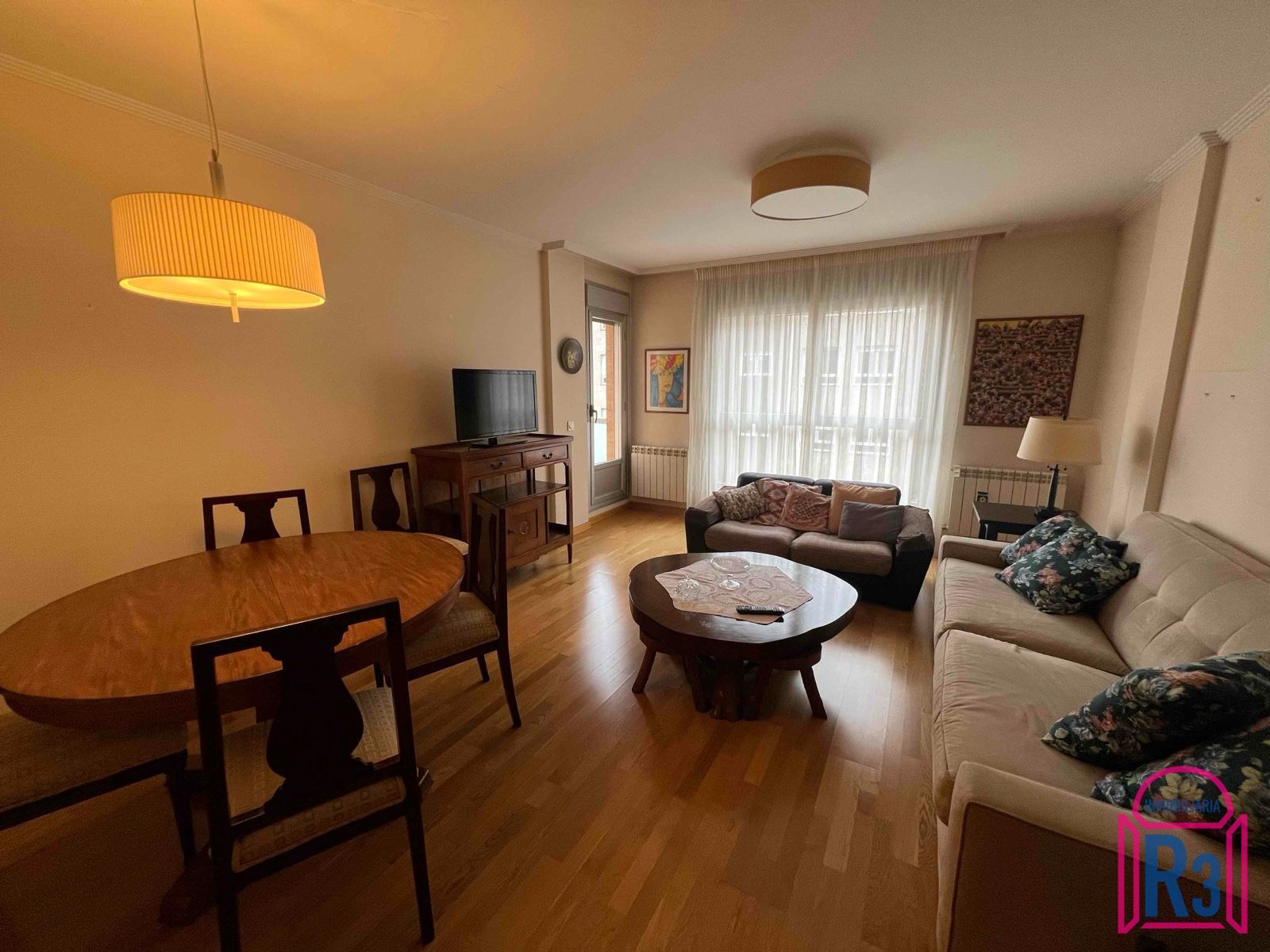 Sala d'estar de Pis en venda en León Capital  amb Calefacció, Terrassa i Traster