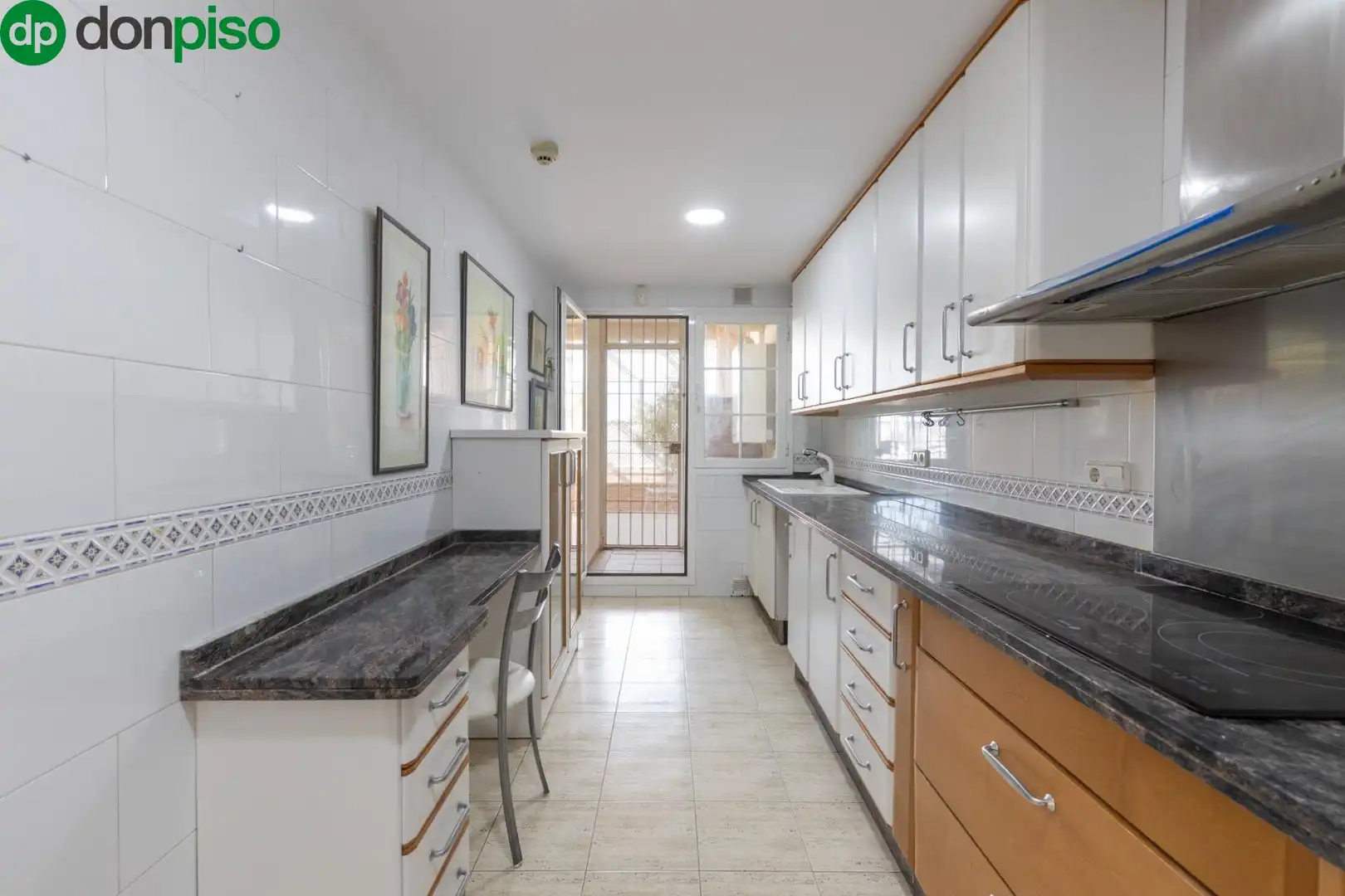 Küche von Einfamilien-Reihenhaus zum Verkauf in Granada mit Klimaanlage, Heizung und Terrasse