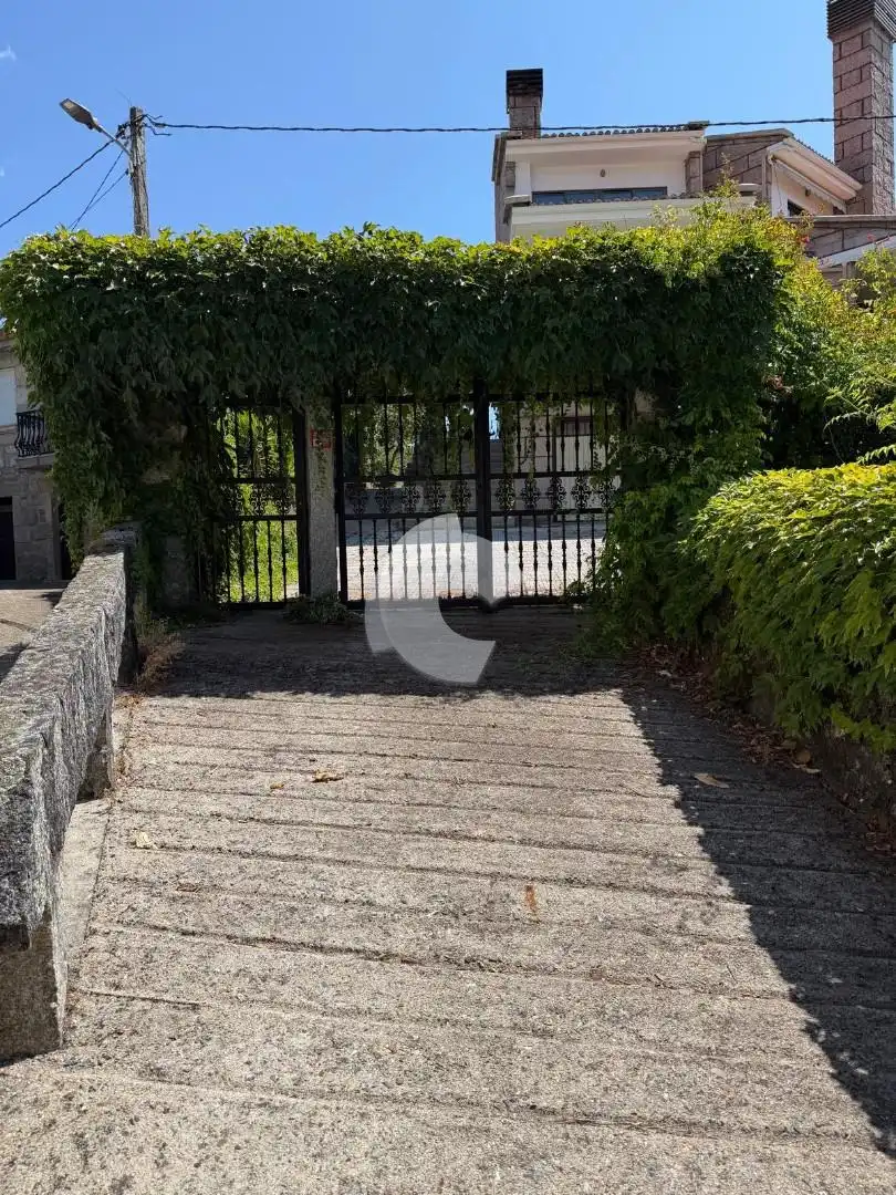 Aparcament de Casa o xalet en venda en Entrimo amb Calefacció, Jardí privat i Traster