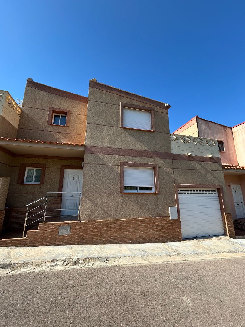 Vista exterior de Casa adosada en venda en Gilet amb Aire condicionat, Calefacció i Jardí privat