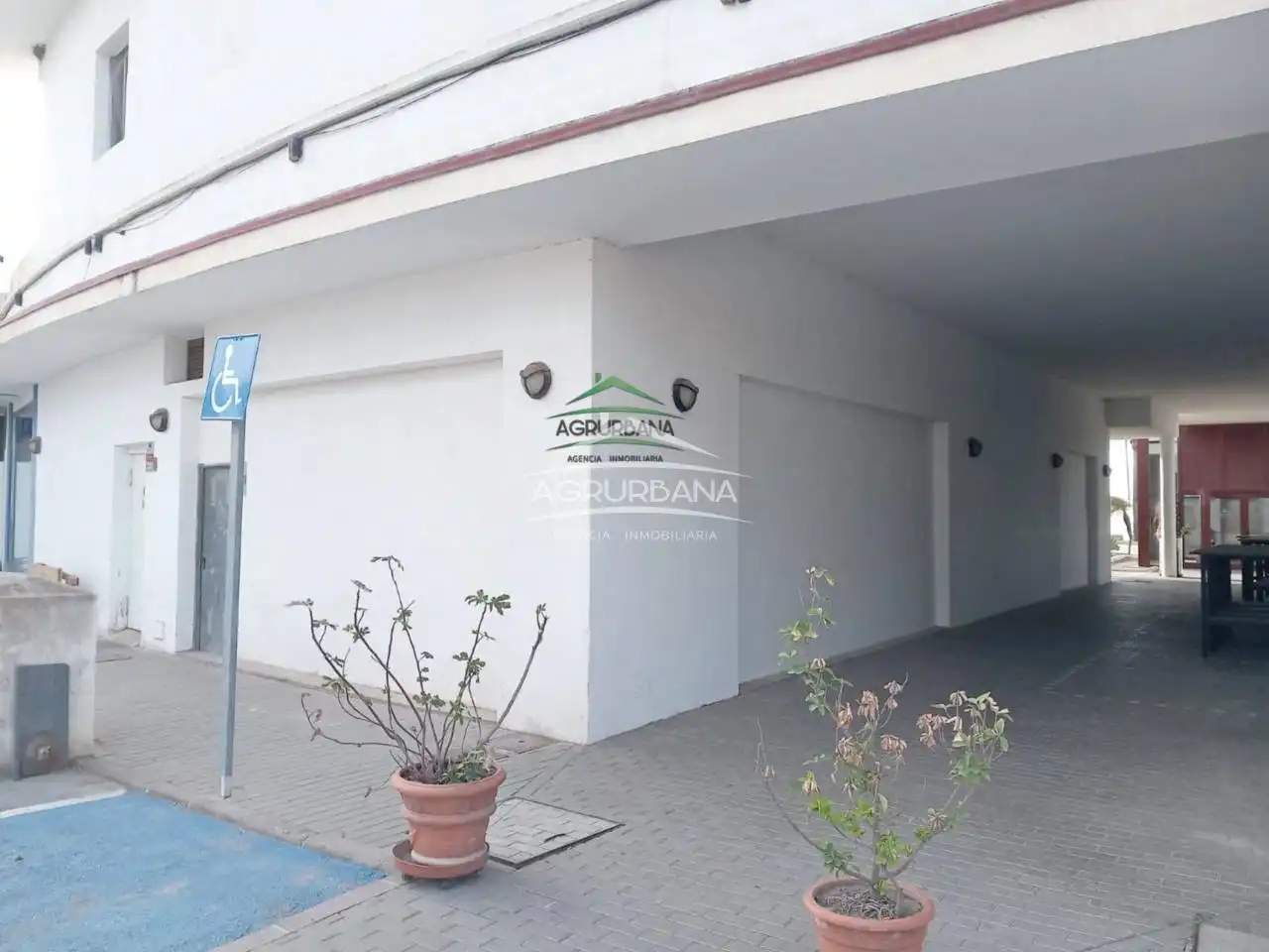 Vista exterior de Local de lloguer en Motril