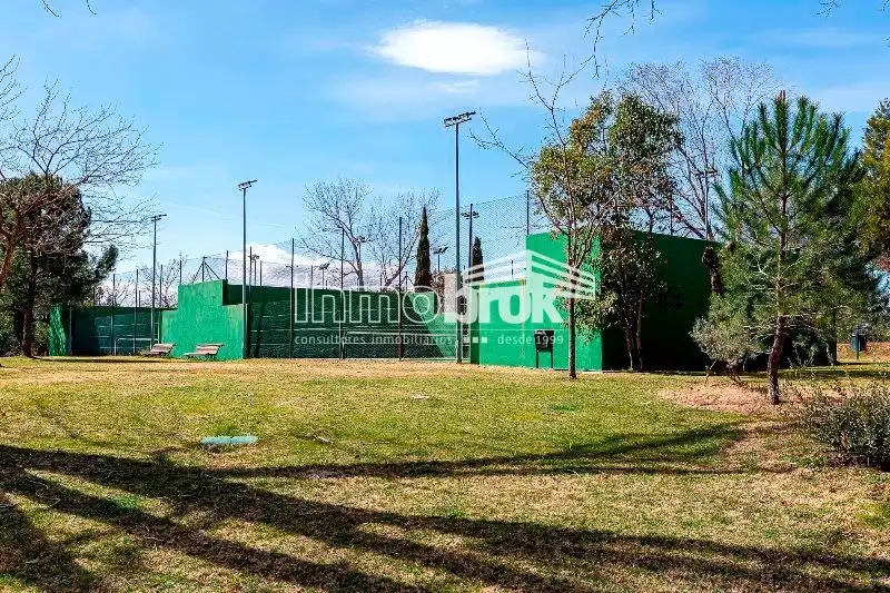 Parkplatz von Dachboden zur Miete in La Moraleja mit Klimaanlage, Heizung und Abstellraum