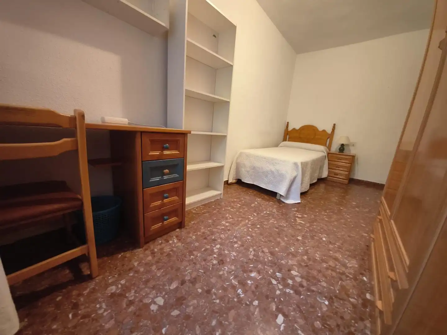 Dormitori de Pis de lloguer en Granada amb Aire condicionat, Calefacció i Terrassa