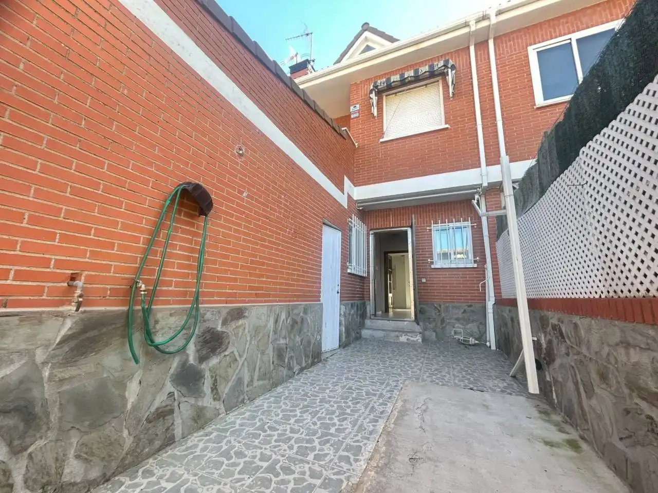 Vista exterior de Casa adosada en venda en Numancia de la Sagra amb Terrassa