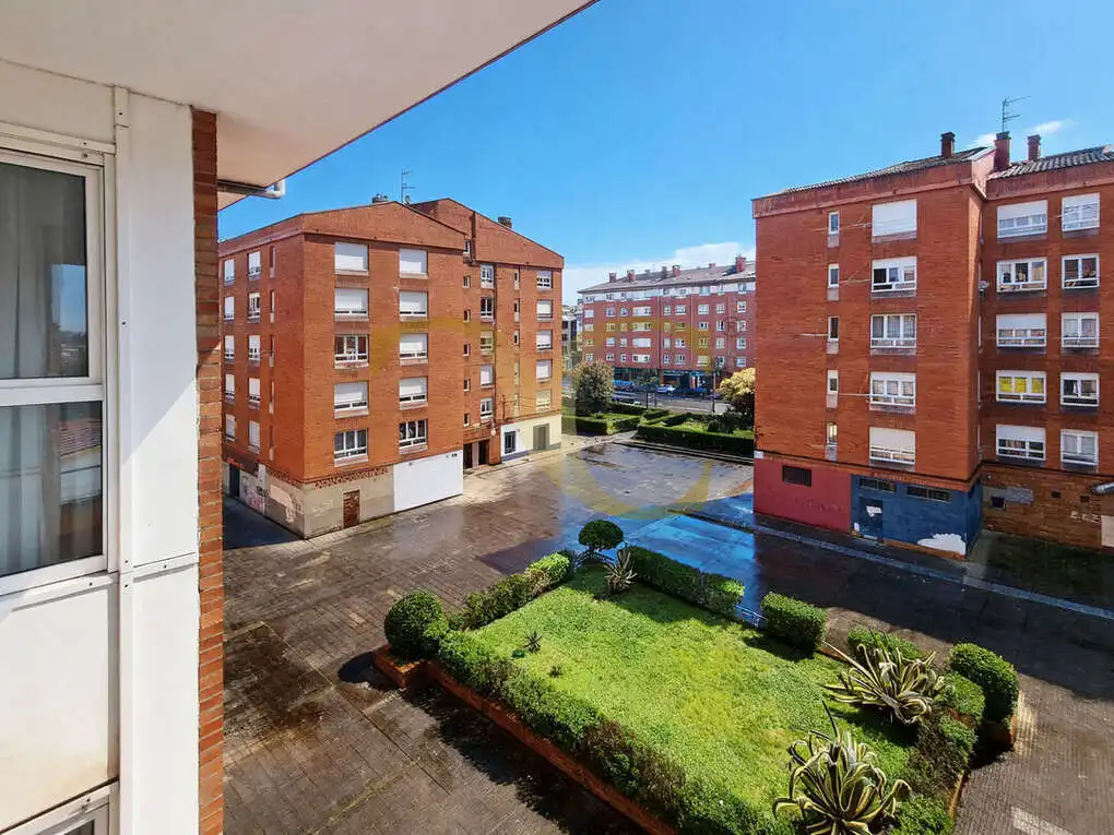Vista exterior de Pis en venda en Gijón  amb Calefacció i Traster