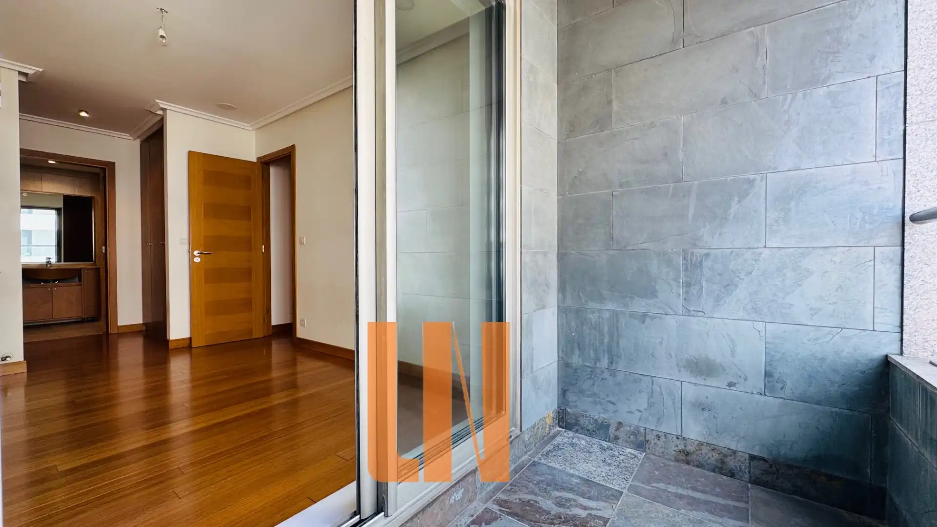 Wohnung zur Miete in A Coruña Capital  mit Heizung, Abstellraum und Ofen