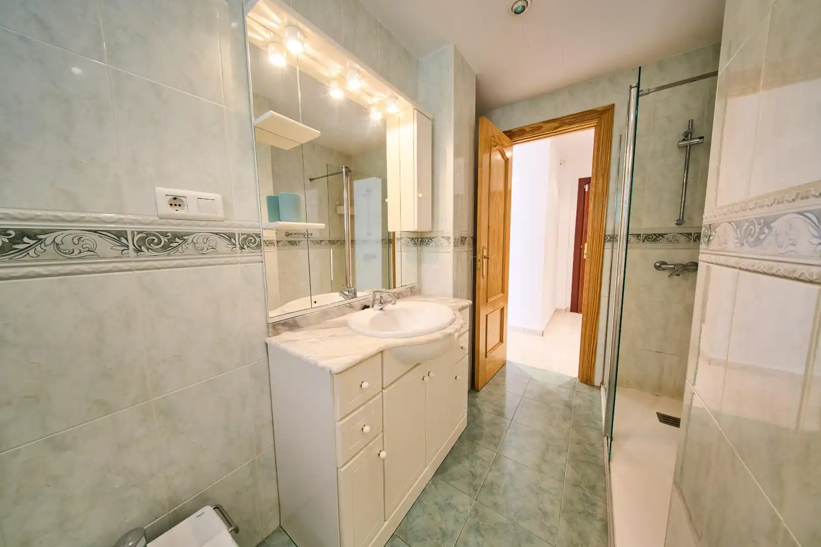 Bathroom of Flat for sale in Granada  with Air Conditioner and Balcony