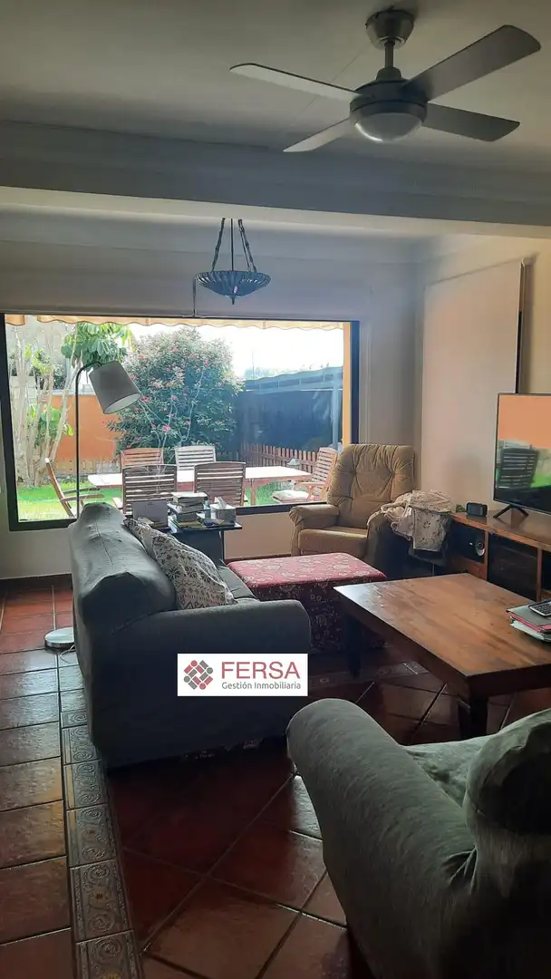 Sala d'estar de Casa adosada en venda en El Puerto de Santa María amb Aire condicionat, Calefacció i Jardí privat