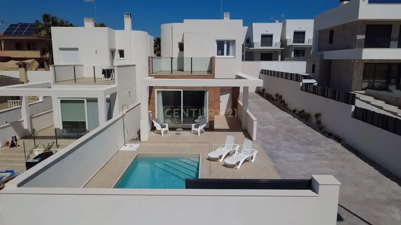 Vista exterior de Casa o chalet en venta en Torrevieja con Aire acondicionado, Piscina y Domótica