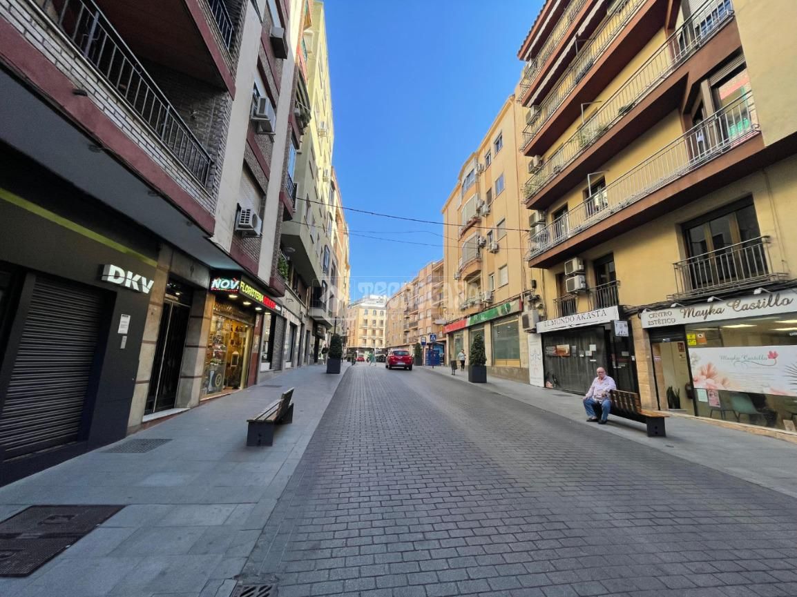 Vista exterior de Local en venta en  Jaén Capital