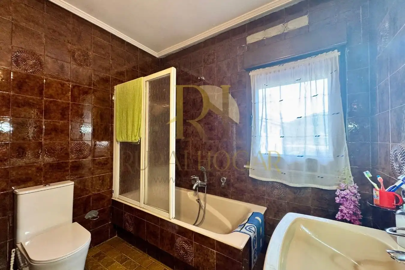 Bathroom of Commercial properties for sale in Villamanín  with Heating, Terrace and Furnished