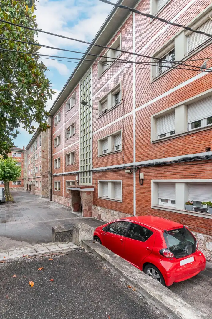 Vista exterior de Pis en venda en Oviedo  amb Calefacció, Terrassa i Moblat