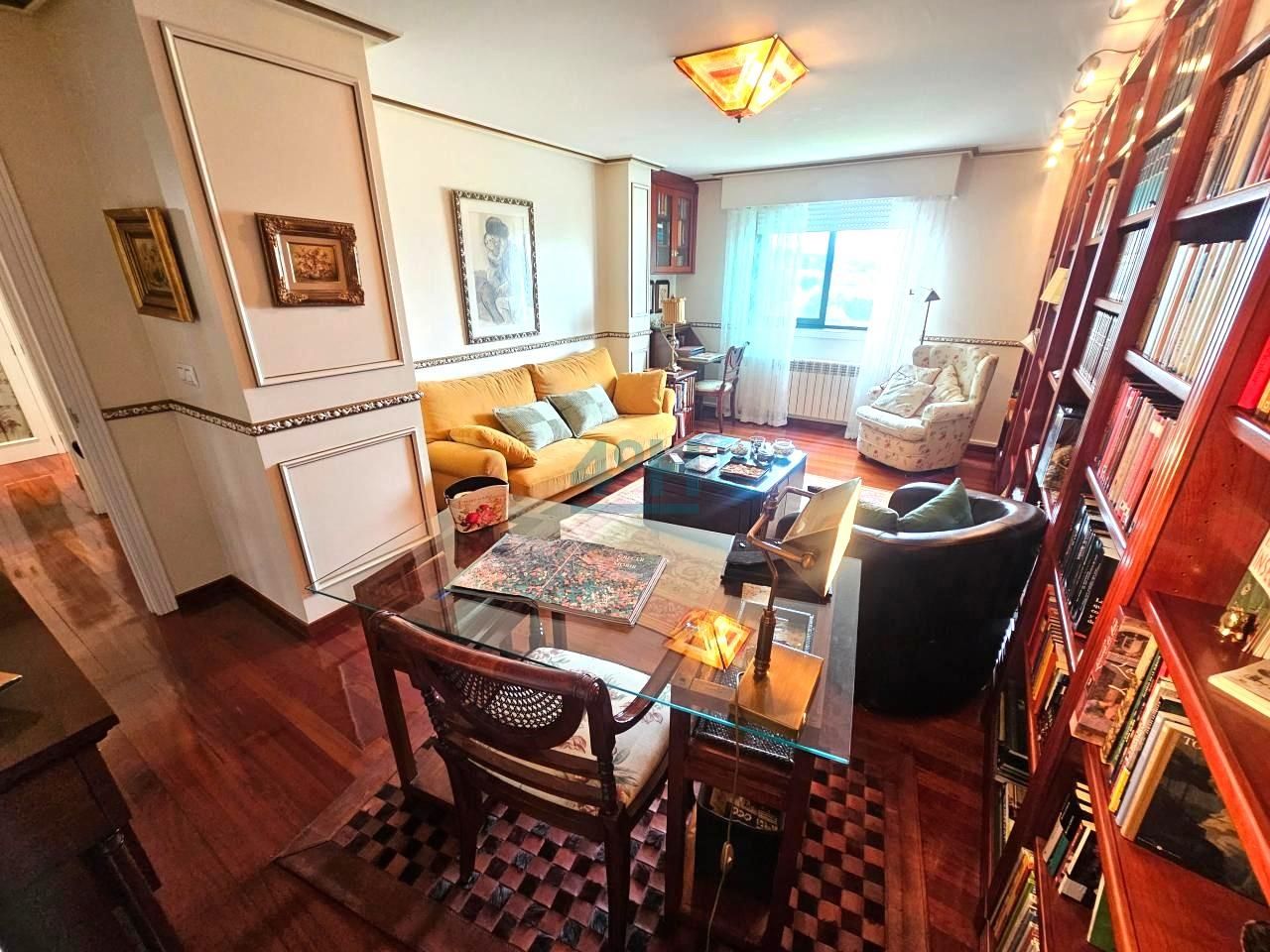 Sala d'estar de Dúplex en venda en Ourense Capital  amb Calefacció, Parquet i Terrassa