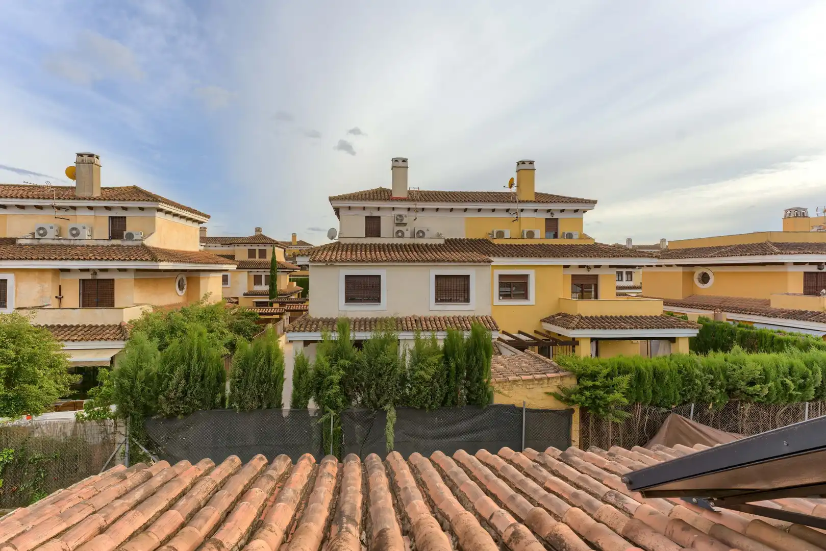 Vista exterior de Casa adosada en venda en Espartinas amb Jardí privat, Terrassa i Piscina comunitària