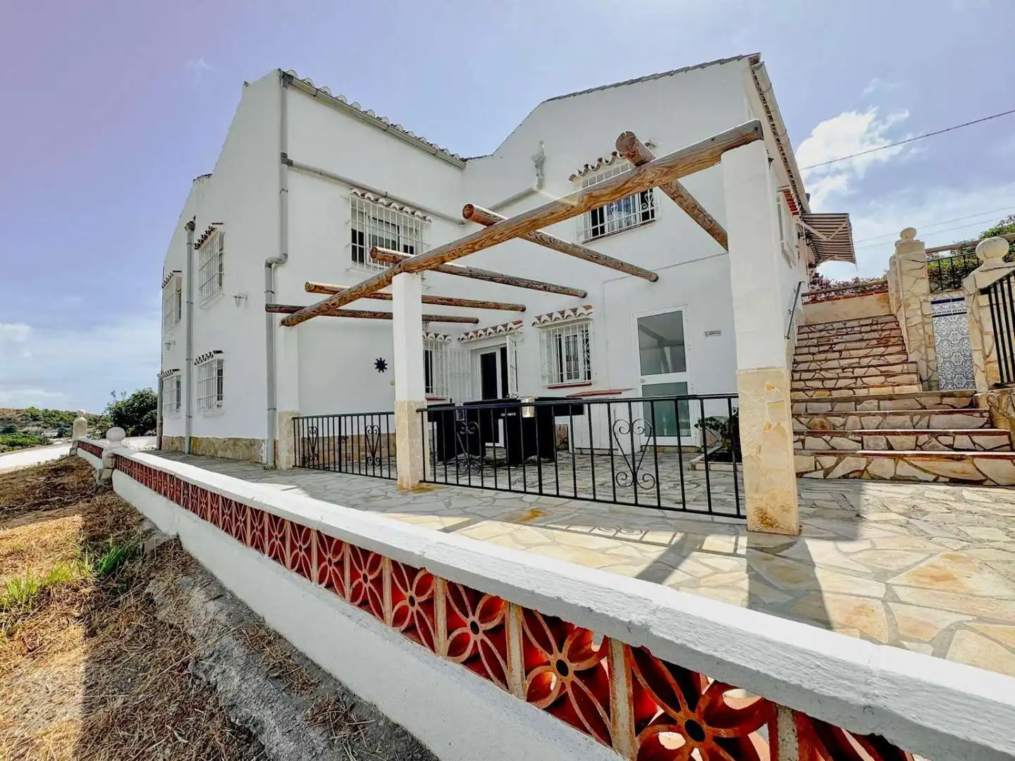 Vista exterior de Casa o xalet en venda en Nerja amb Aire condicionat i Piscina