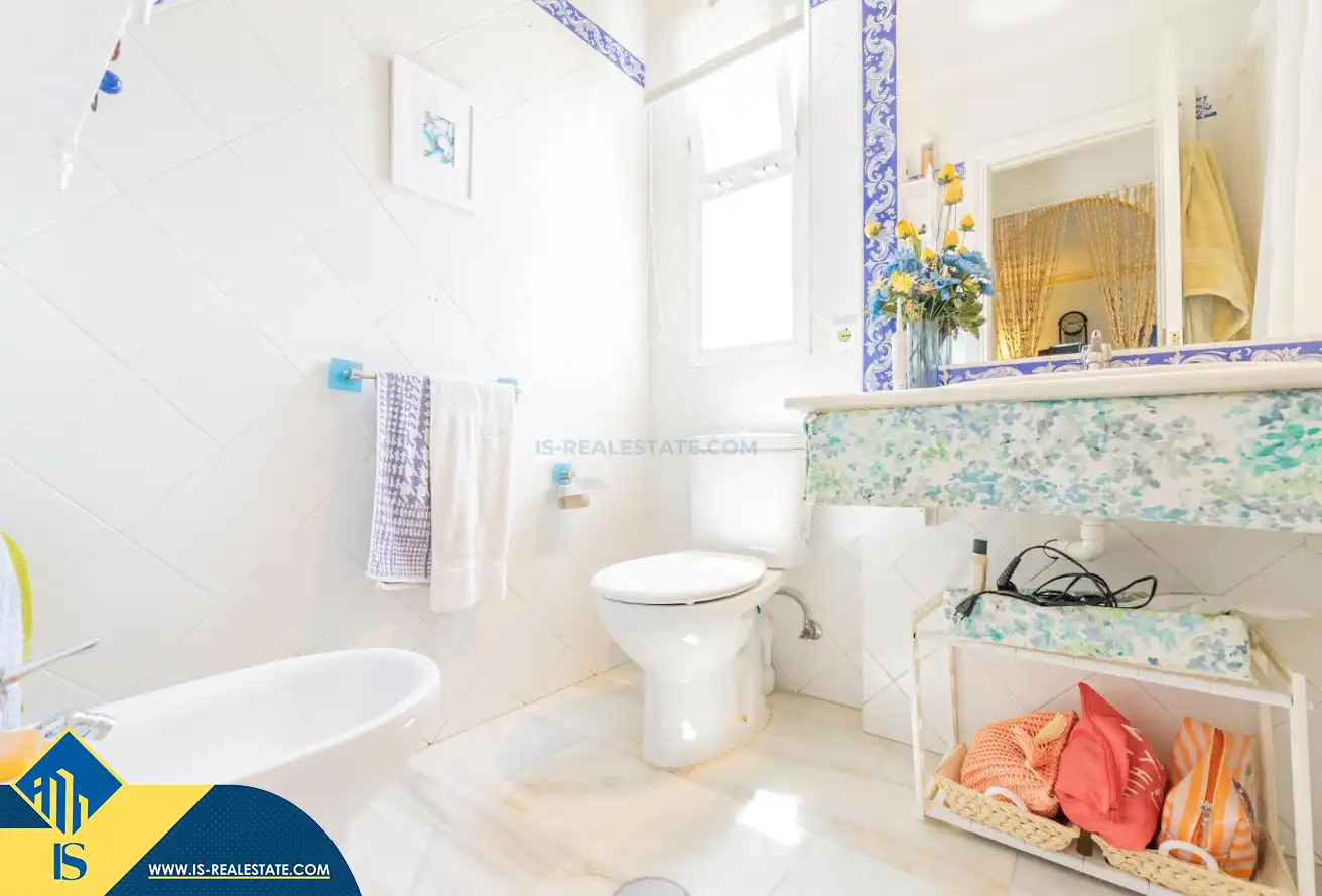 Baño de Apartamento en venta en Marbella con Calefacción, Terraza y Amueblado