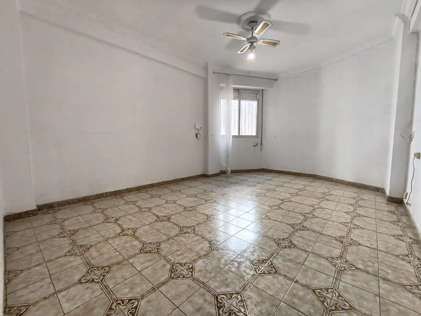 Wohnung zum Verkauf in Valencia mit Abstellraum und Ofen