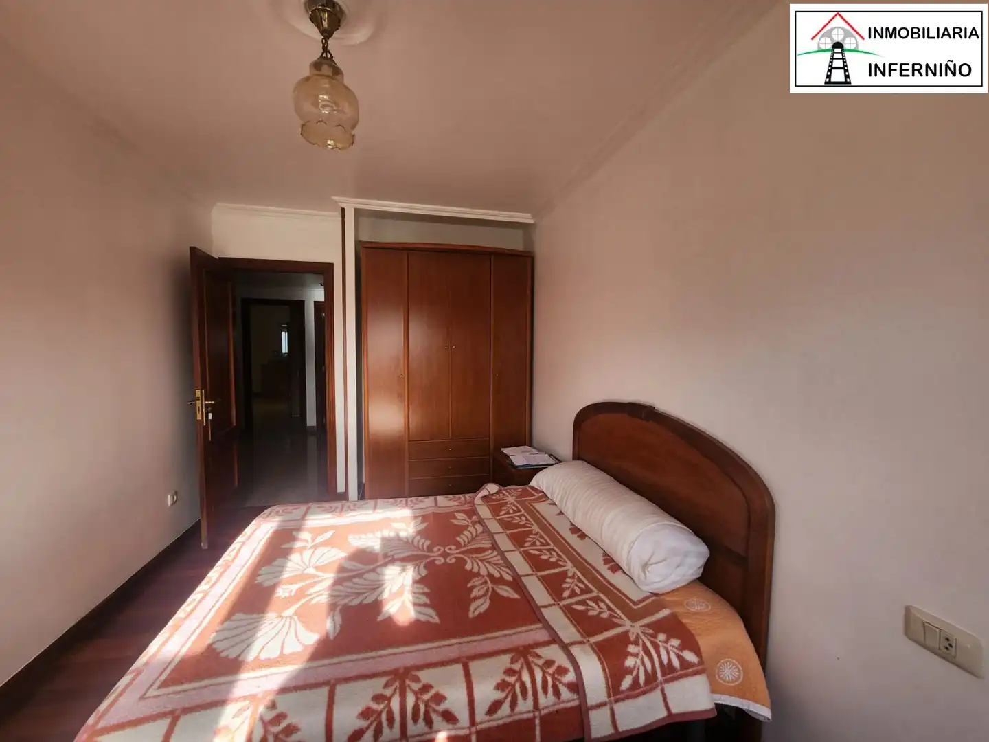 Schlafzimmer von Gebäude zum Verkauf in Narón