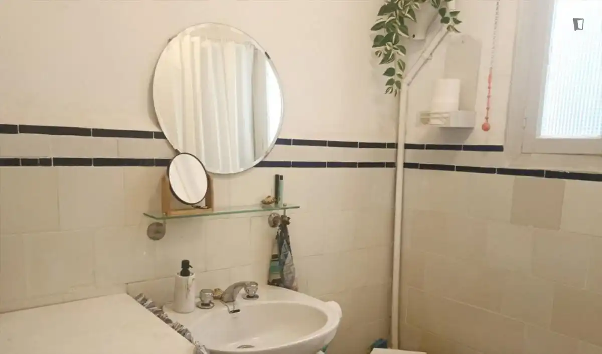Baño de Apartamento para compartir en Sevilla con Aire acondicionado, Amueblado y Lavadora