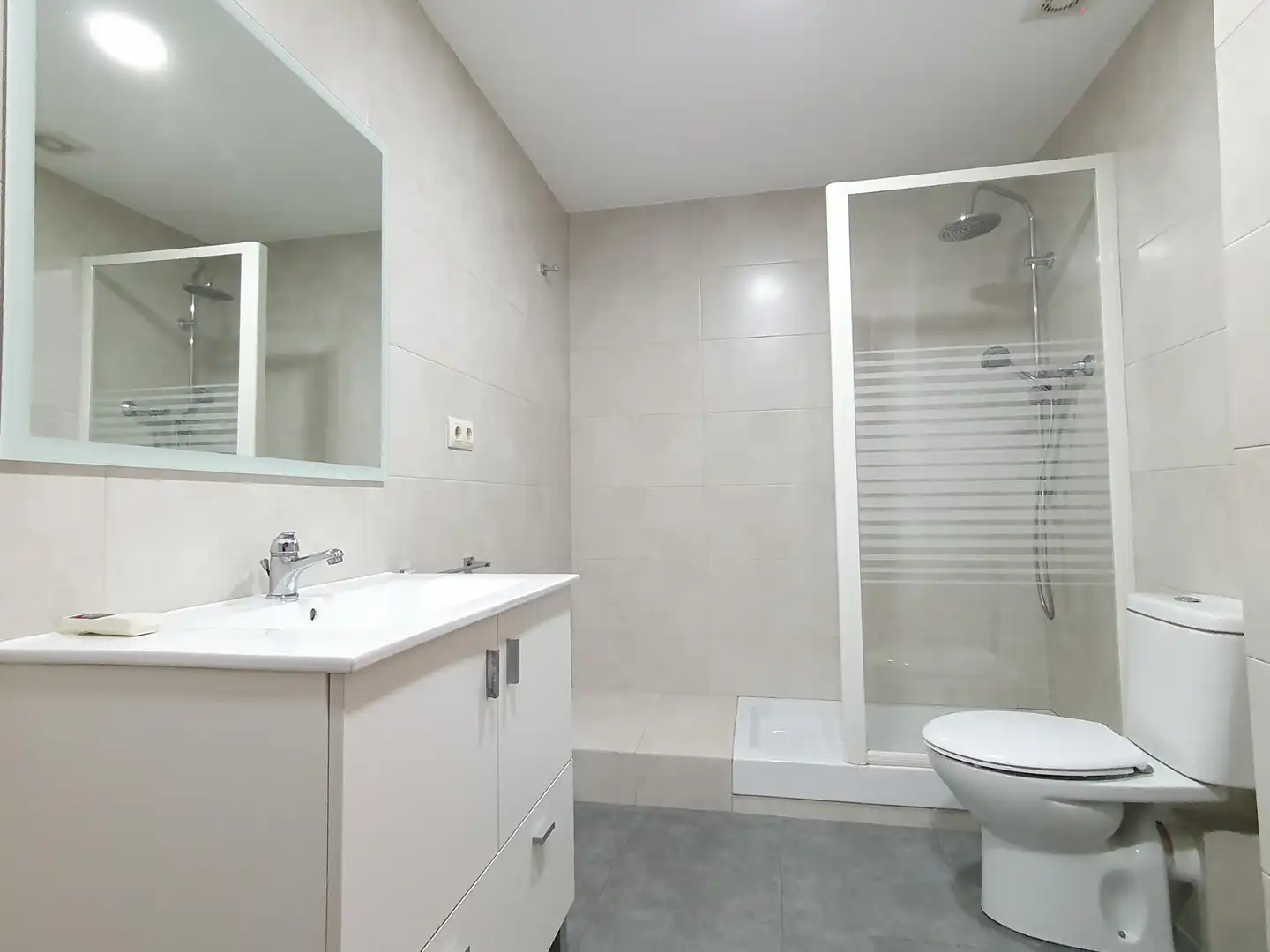 Badezimmer von Wohnung zur Miete in Barcelona mit Parkett, Terrasse und Ofen