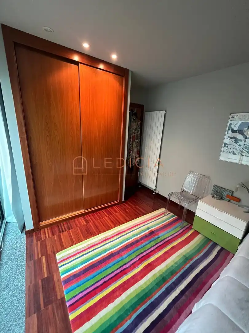 Dormitori de Pis de lloguer en Nigrán amb Calefacció, Parquet i Terrassa