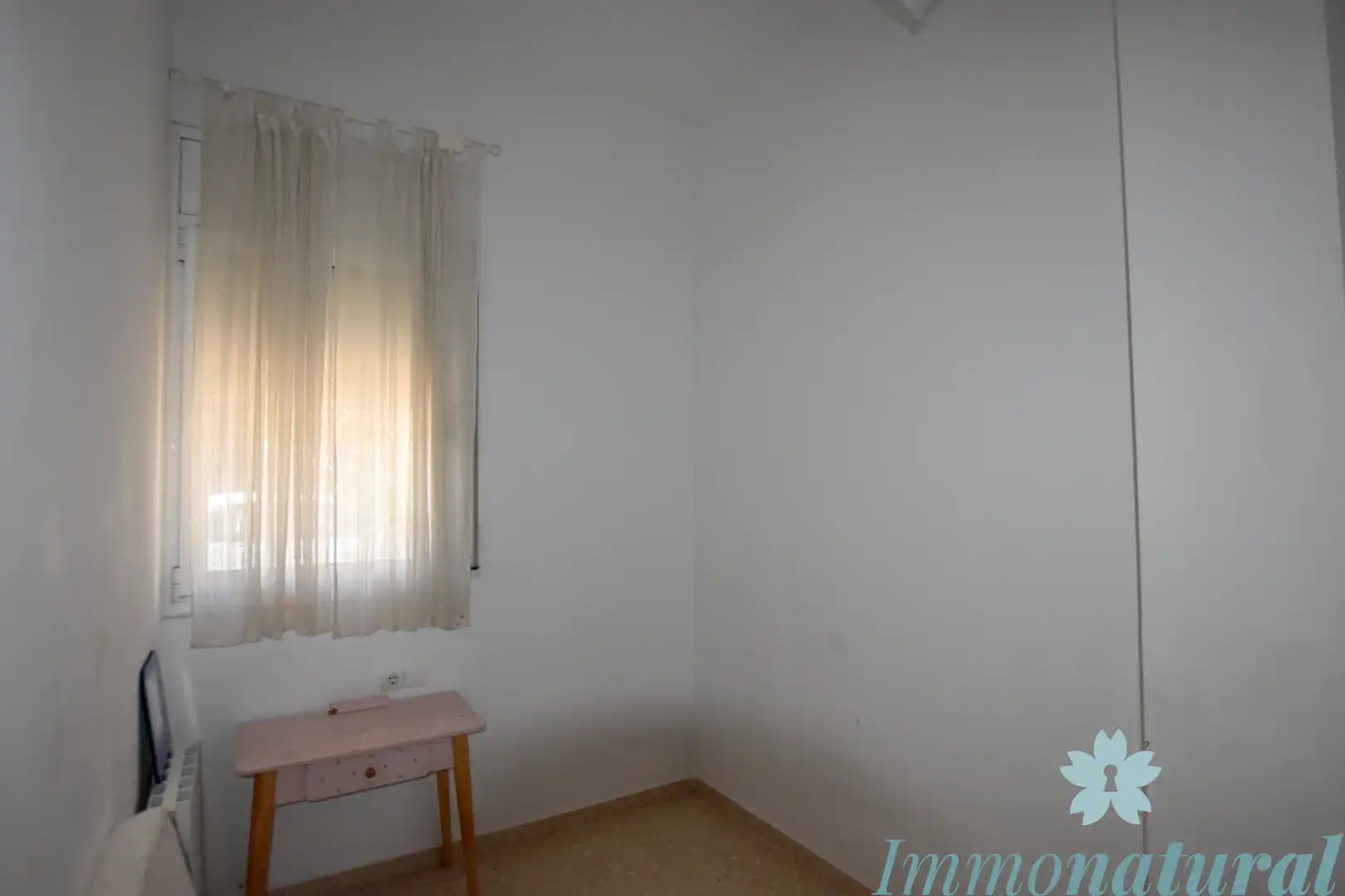 Habitación de Casa adosada en venta en Torrelles de Llobregat con Aire acondicionado, Calefacción y Jardín privado