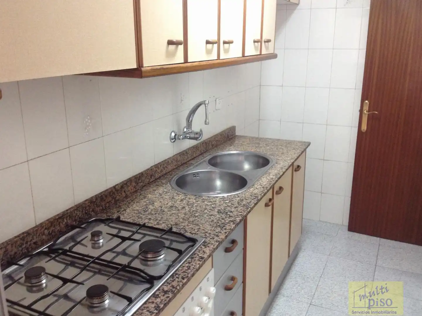 Cuina de Pis en venda en L'Hospitalet de Llobregat amb Terrassa i Balcó