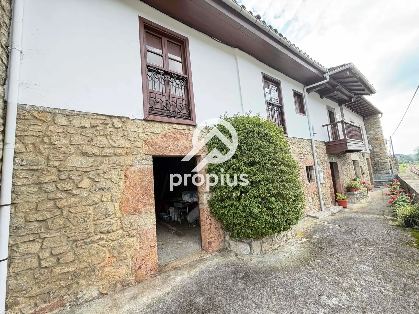 Vista exterior de Casa o xalet en venda en Llanes amb Calefacció, Terrassa i Traster