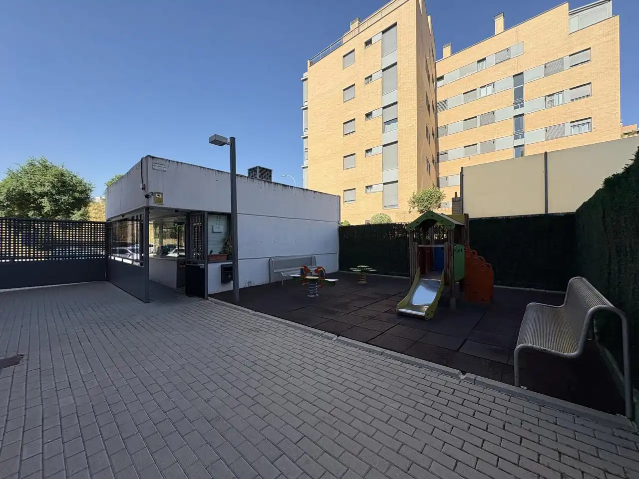 Vista exterior de Piso en venta en Madrid con Calefacción, Terraza y Trastero
