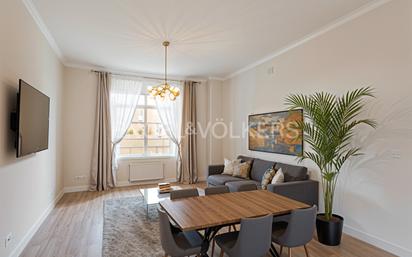 Sala d'estar de Apartament en venda en  Madrid Capital amb Aire condicionat, Calefacció i Parquet
