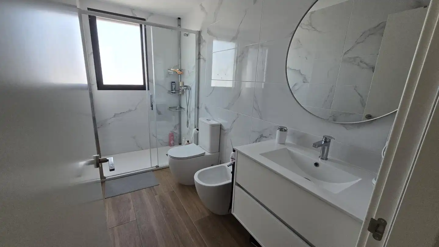 Baño de Apartamento de alquiler en Gandia con Aire acondicionado, Calefacción y Piscina comunitaria