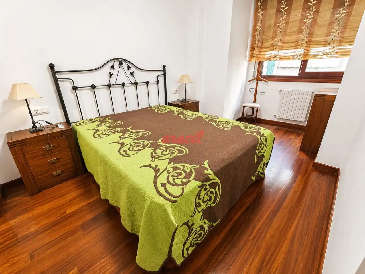 Dormitori de Apartament de lloguer en Ourense Capital  amb Calefacció, Traster i Moblat