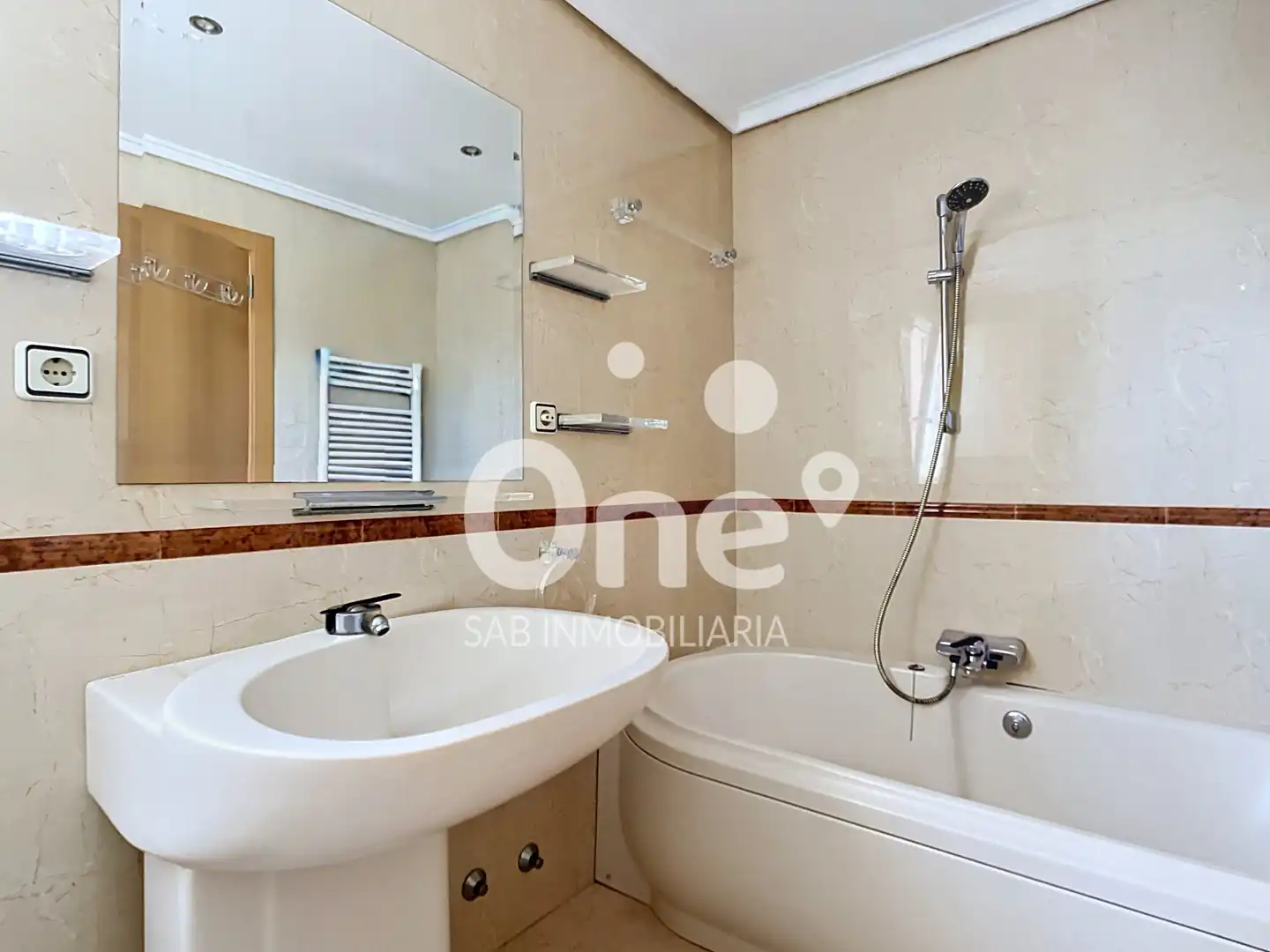 Badezimmer von Haus oder Chalet zum Verkauf in San Antonio de Benagéber mit Klimaanlage, Heizung und Privatgarten