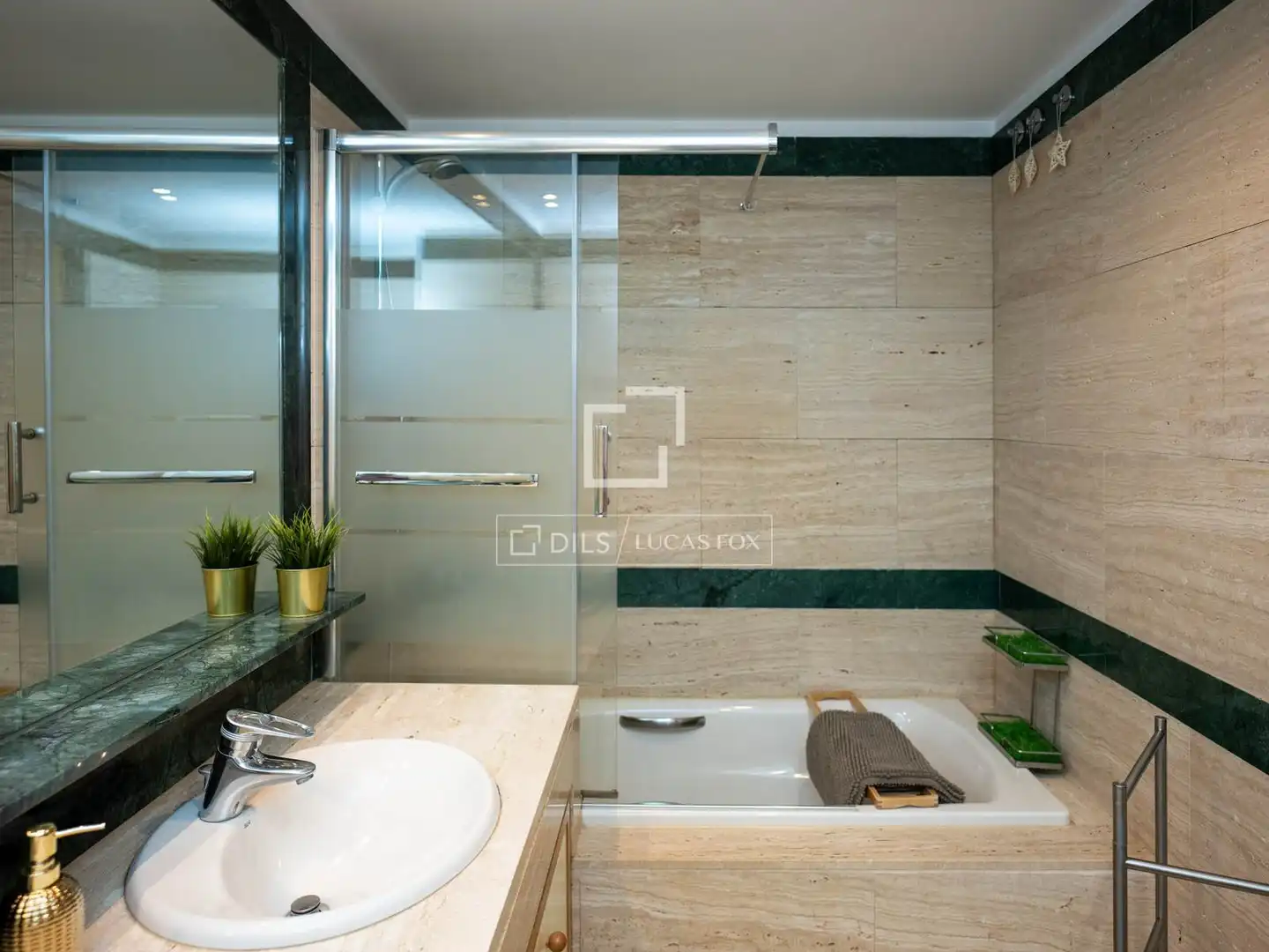 Bathroom of Flat for rent in Madrid  with Air Conditioner, Heating and Private garden