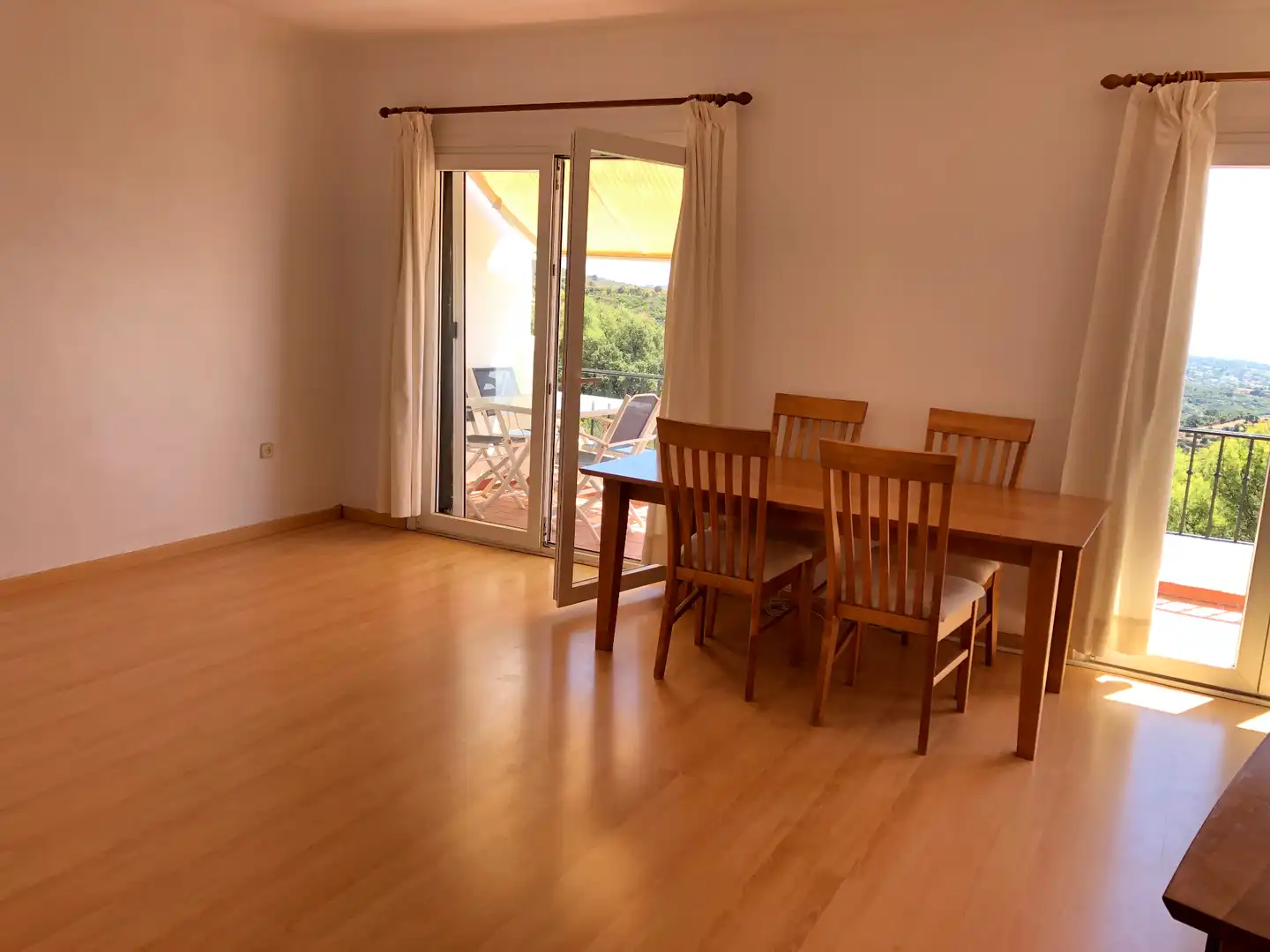 Esszimmer von Dachboden zum Verkauf in Marbella mit Parkett, Terrasse und Ofen
