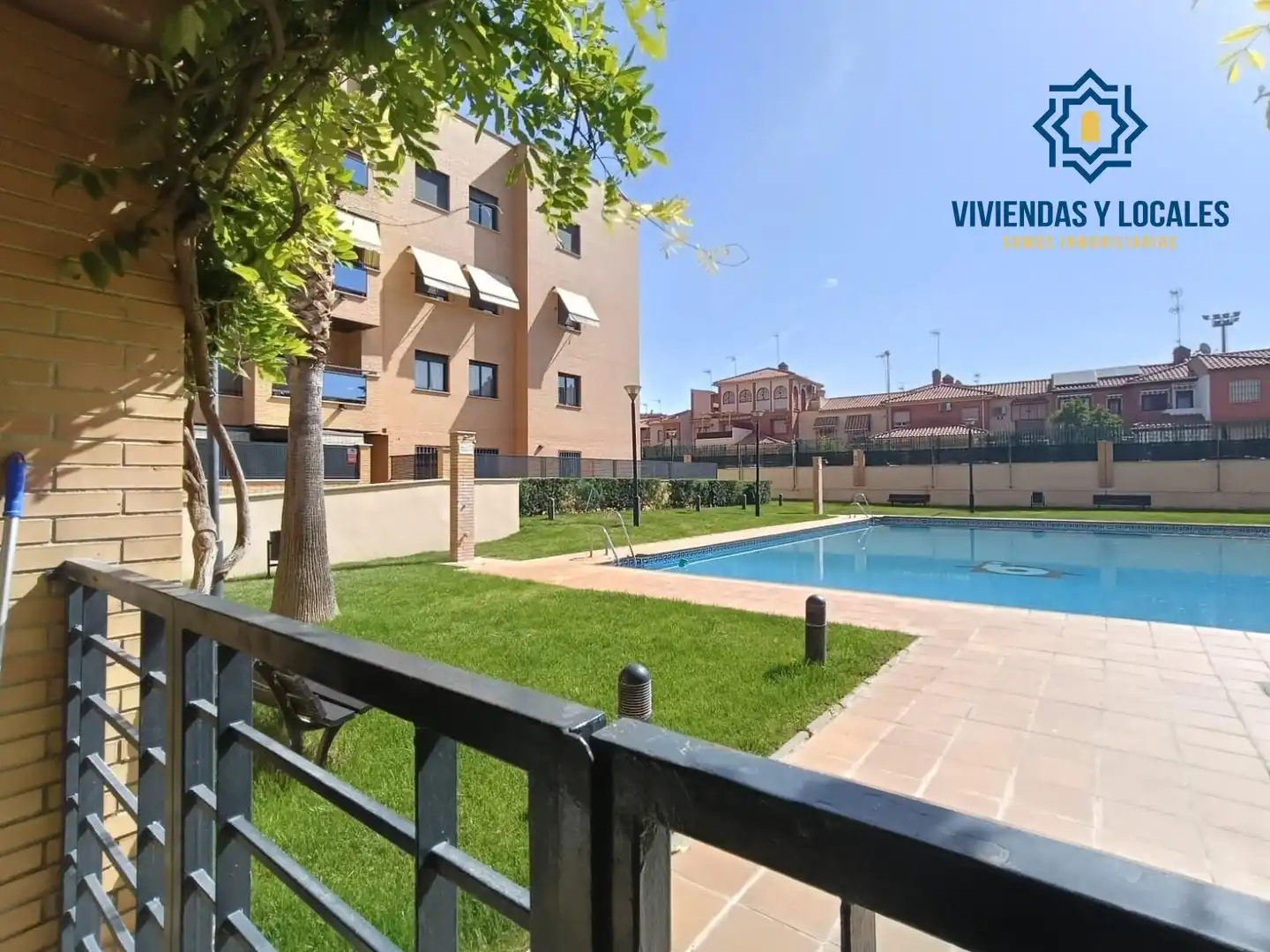 Swimming pool of Flat for rent in Granada  with Air Conditioner, Heating and Furnished
