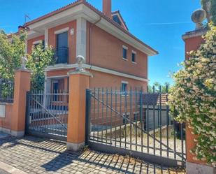Exterior view of Single-family semi-detached for sale in San Lorenzo de El Escorial  with Air Conditioner and Terrace