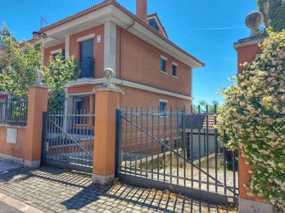 Exterior view of Single-family semi-detached for sale in San Lorenzo de El Escorial  with Air Conditioner, Heating and Private garden