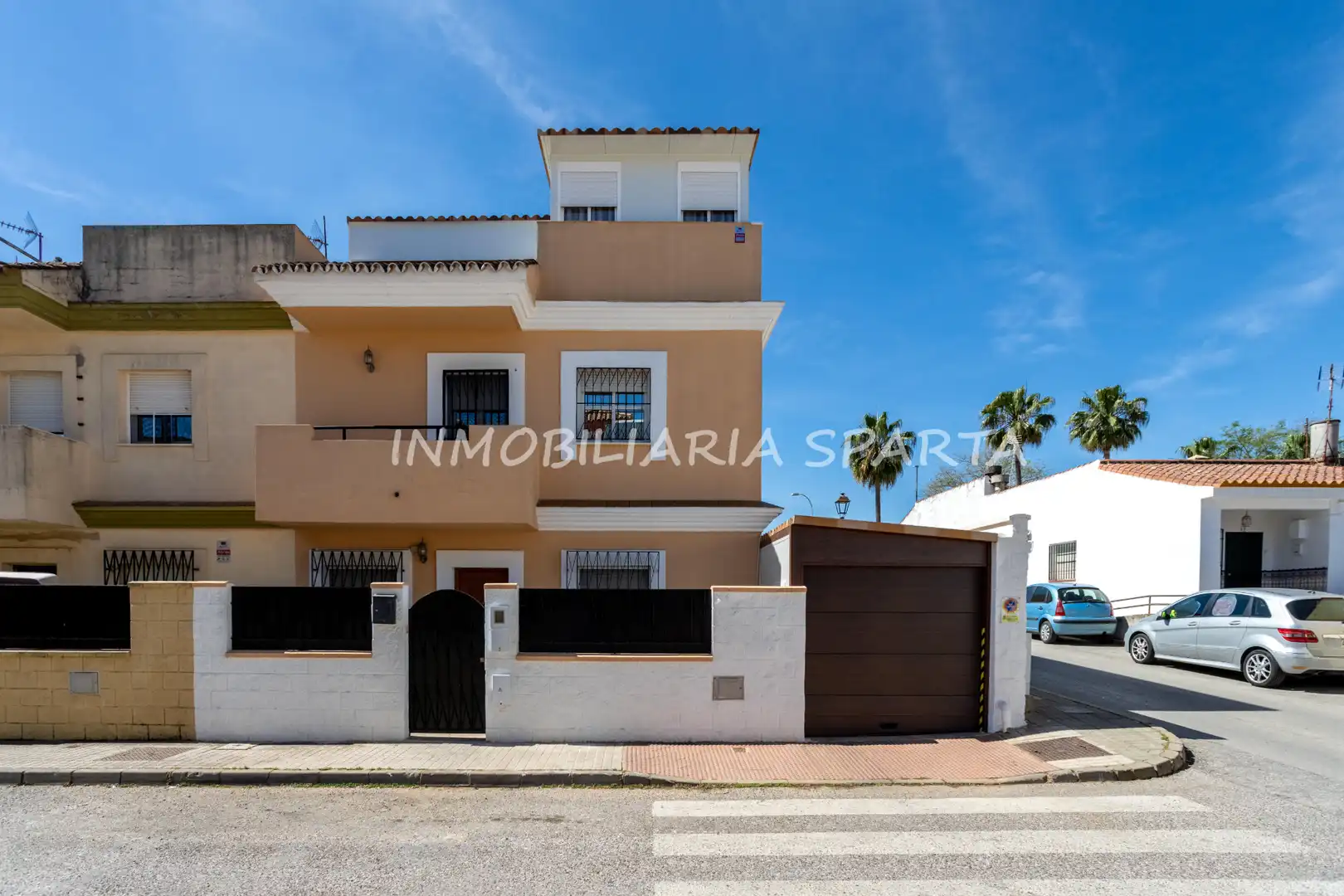 Vista exterior de Casa adosada en venta en Villanueva del Ariscal con Aire acondicionado, Calefacción y Jardín privado