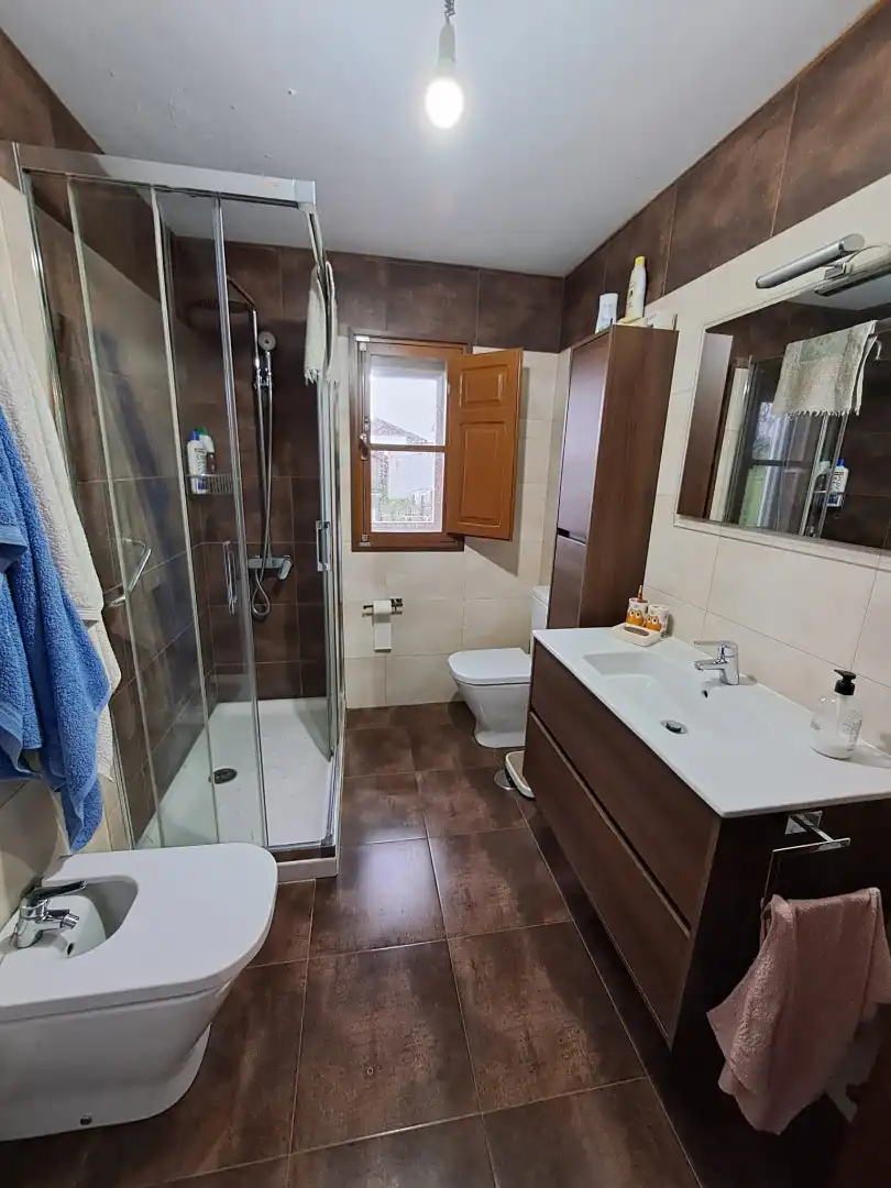 Baño de Finca rústica en venta en Cualedro con Calefacción, Terraza y Amueblado