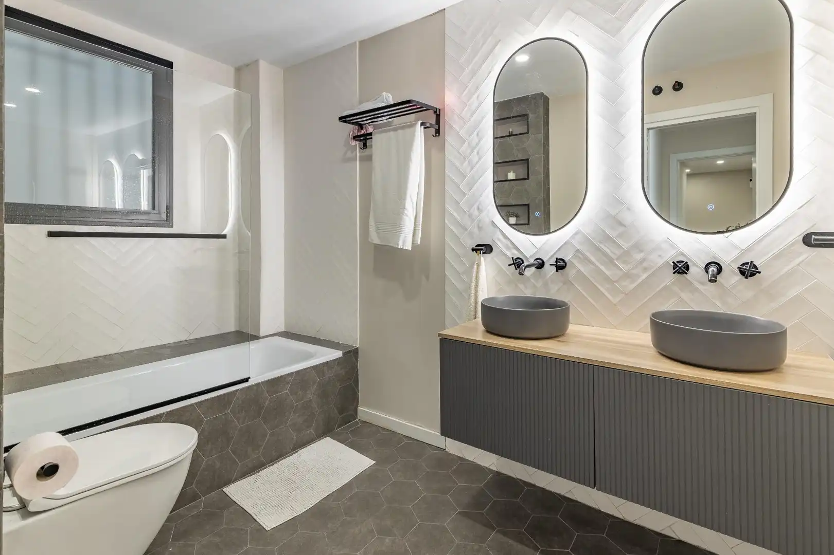 Bathroom of Flat for sale in Valencia  with Air Conditioner, Heating and Storage room