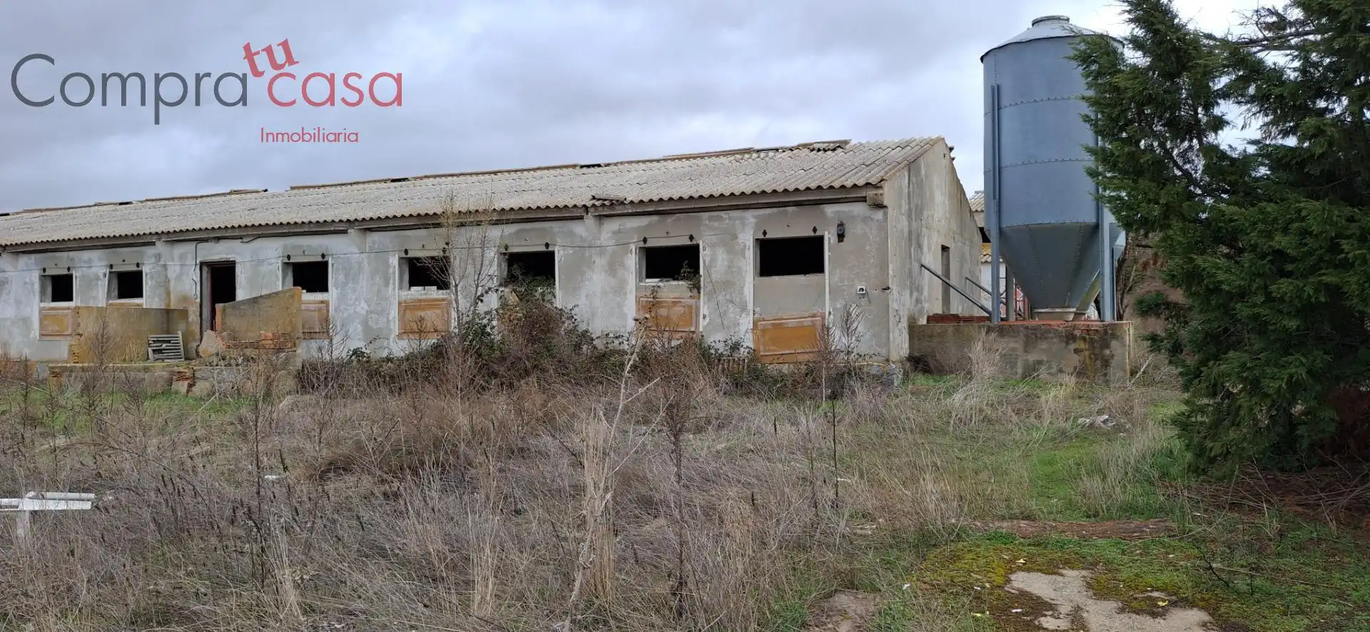 Vista exterior de Nave industrial en venta en Hontanares de Eresma