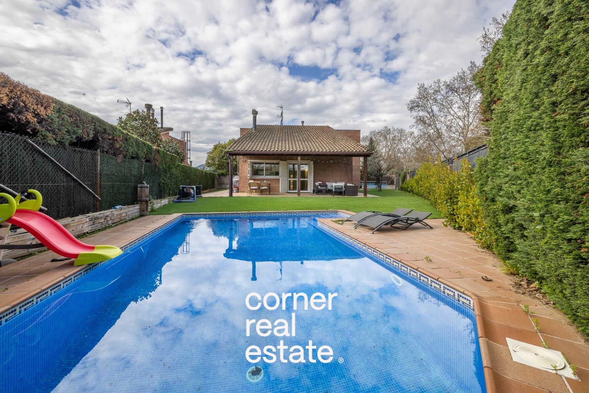 Vista exterior de Casa o xalet en venda en Sant Cugat del Vallès amb Aire condicionat, Calefacció i Jardí privat