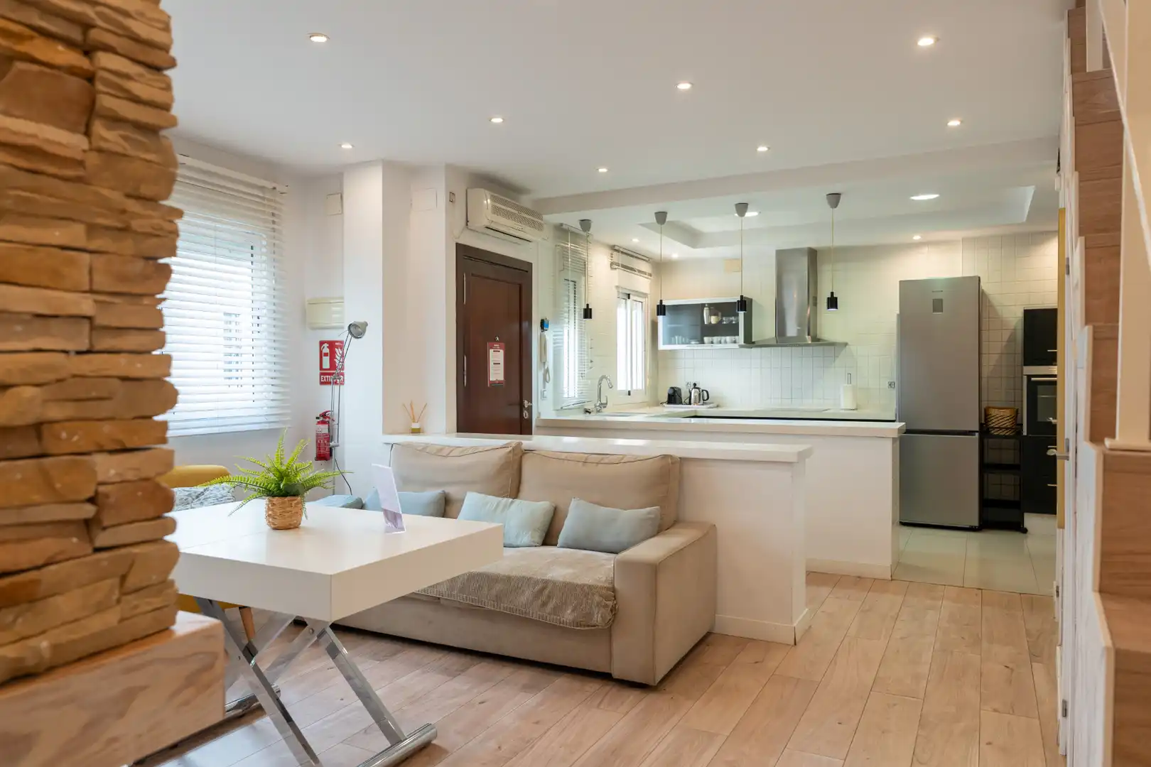 Living room of Flat for sale in Sevilla  with Air Conditioner, Heating and Parquet flooring
