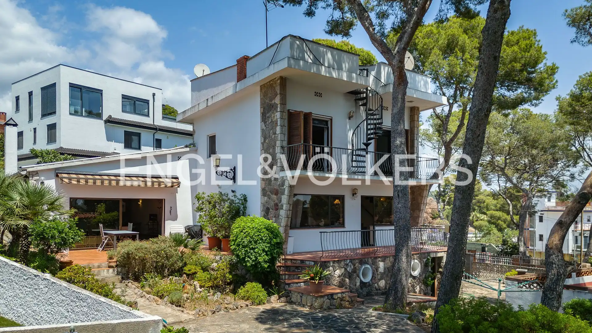 Vista exterior de Casa o xalet en venda en Castelldefels amb Calefacció, Jardí privat i Terrassa