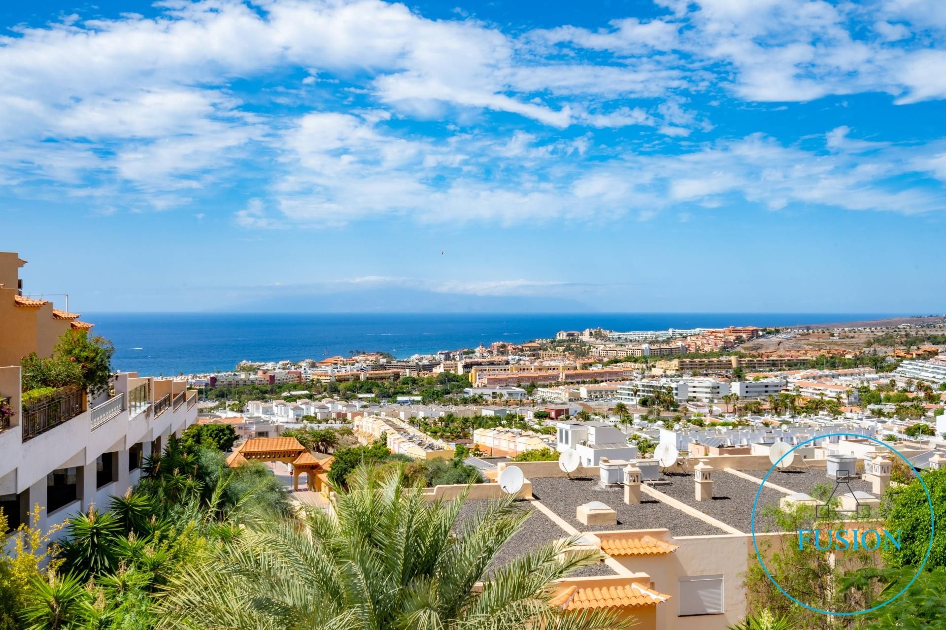 Vista exterior de Casa adosada en venda en Adeje amb Aire condicionat, Jardí privat i Terrassa