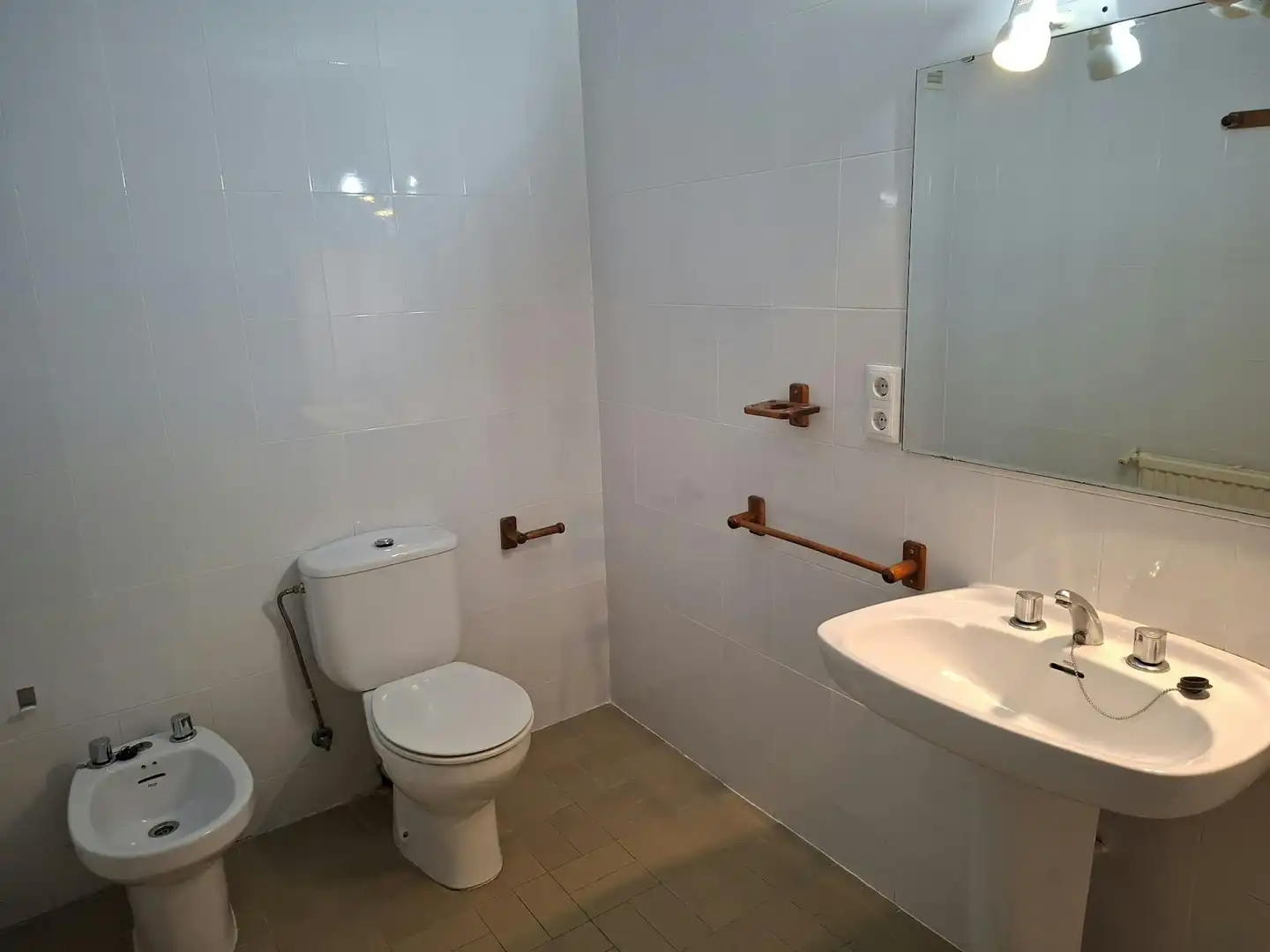 Bathroom of Flat for rent in Valencia  with Air Conditioner, Furnished and Washing machine