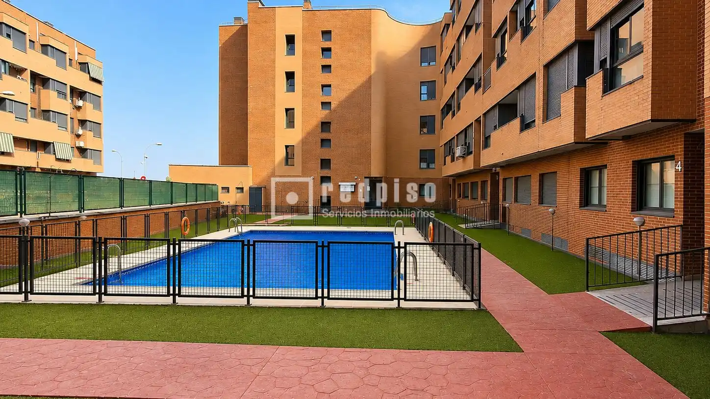 Piscina de Pis en venda en Ocaña amb Calefacció i Traster